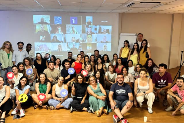 Classroom and Zoom students during course